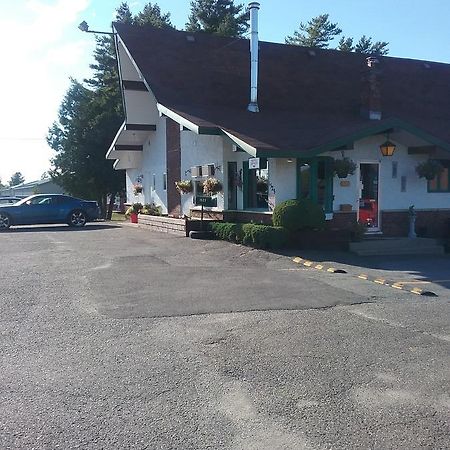 Motel Les Pins Granby Esterno foto