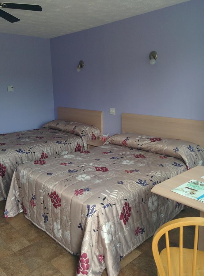Motel Les Pins Granby Esterno foto