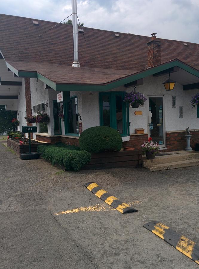 Motel Les Pins Granby Esterno foto