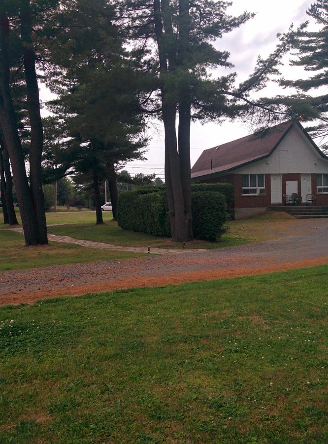 Motel Les Pins Granby Esterno foto