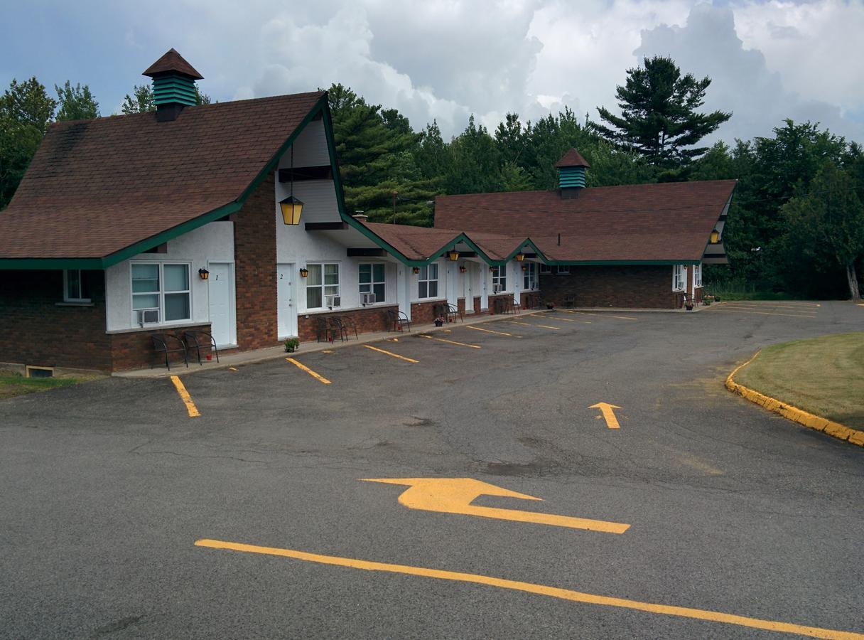 Motel Les Pins Granby Esterno foto