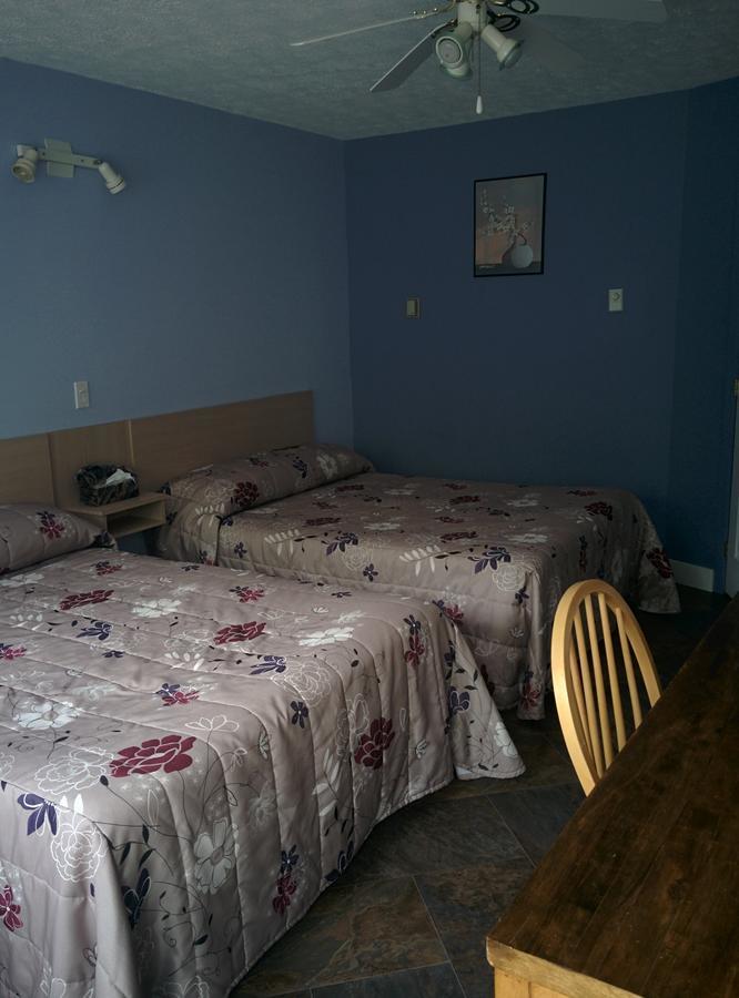 Motel Les Pins Granby Esterno foto