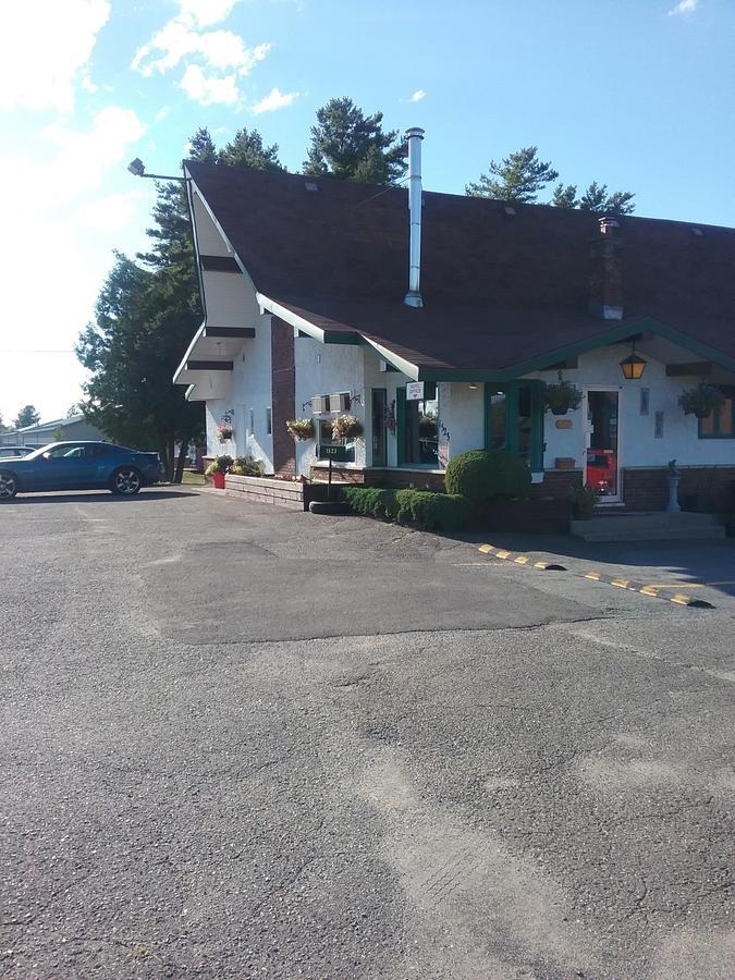 Motel Les Pins Granby Esterno foto