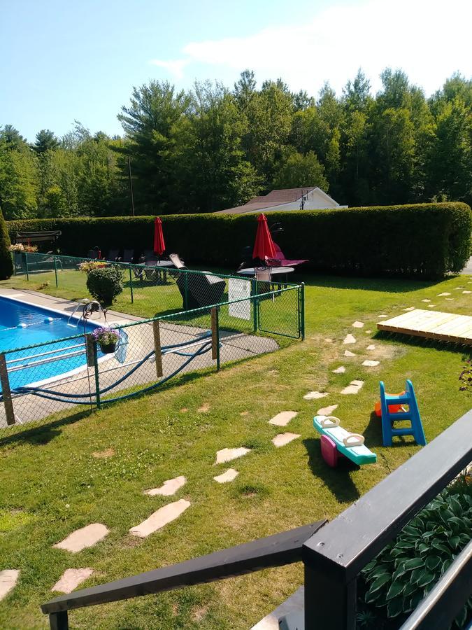 Motel Les Pins Granby Esterno foto